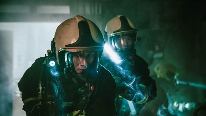 《火神的眼淚》溫昇豪線搜救人。（公視提供）