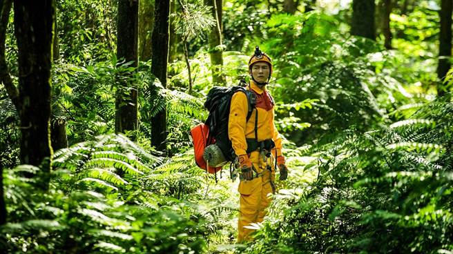 《火神的眼淚》溫昇豪山搜非常寫實。（公視提供）