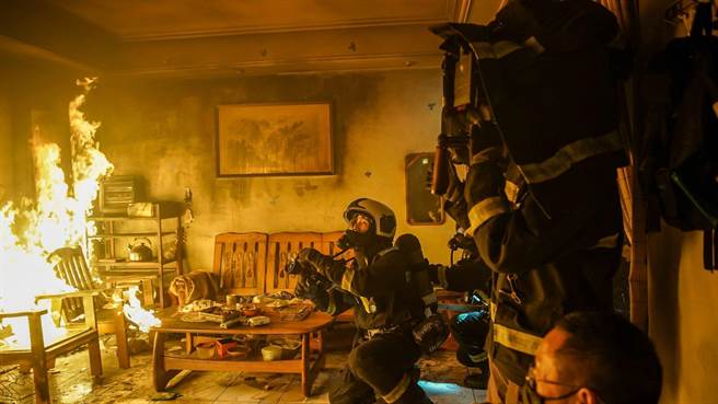 溫昇豪《火神的眼淚》全副武裝入火場。（公視提供）