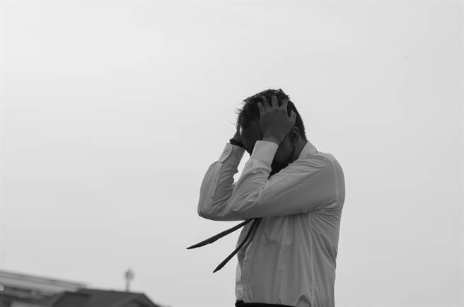 男子被發現性侵表妹，事後在對方父母面前跪下認錯說「姨丈對不起」。（示意圖/Shutterstock提供）