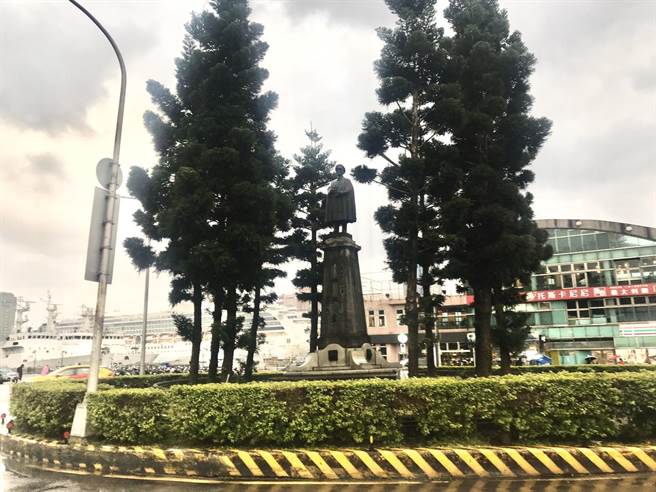 基隆市明天早上9点拆除火车站前圆环的蒋中正铜像。（陈彩玲摄）