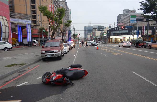 张男2日清晨违规穿越马路，遭机车骑士撞击，重伤有生命危险。（雾峰分局提供／黄国峰台中传真）