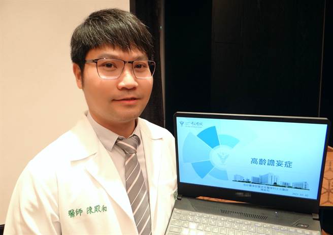 奇美医学中心急诊医学部暨老年医学科主治医师陈殿和针对老年病症候群中的「谵妄症」讲解。（奇美医学中心提供／李宜杰台南传真）