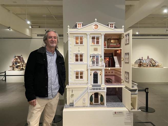 英国袖珍屋艺术家Gerry Welch在中原大学举办亚洲个展。（吕筱蝉摄）