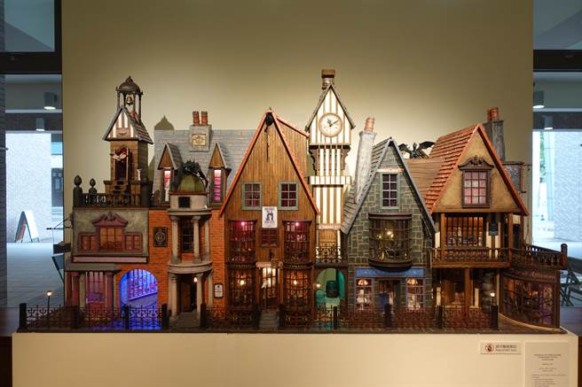 英国袖珍屋艺术家Gerry Welch在中原大学举办亚洲个展。（吕筱蝉摄）