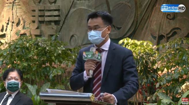 大陆3月1日起暂停进口台湾凤梨，外界质疑台湾水果过度倚赖大陆单一市场，新南向政策绩效不佳，农委会主委陈吉仲下午开记者会亲自说明。(图/截自中时新闻网直播)