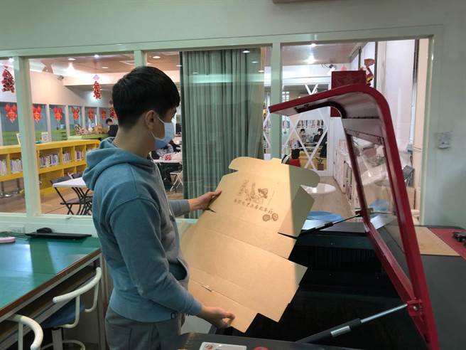 劳动部劳动力发展署中彰投分署创客基地，提供免费硬体设备与自造空间，帮助创客实现创新创业的梦想。（劳动力发展署中彰投分署提供／卢金足台中传真）