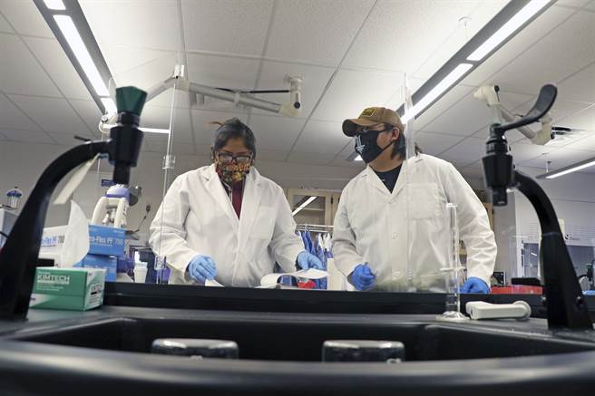 NSCAI结案报告呼吁，全美各大学应加强防治措施，以免敏感科技研究成果为共军所窃。(图/美联社)