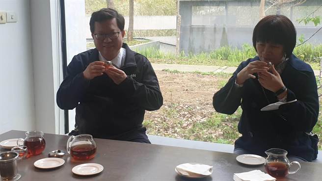 桃园市长郑文灿（左）面对藻礁议题做出回应。（吕筱蝉摄）