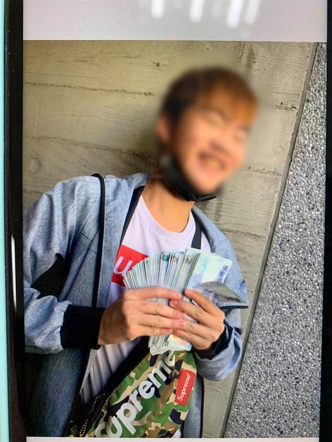 黃嫌貼出自己的炫富照片。（警方提供）