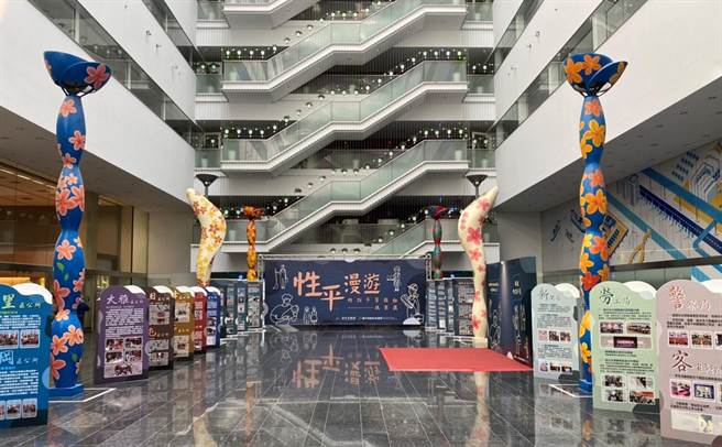 台中市府推動性別平等，推出「性平漫遊」系列特展，展出台中市推動性別平等工作成果，及多元的性別平等措施與創意。（盧金足攝）