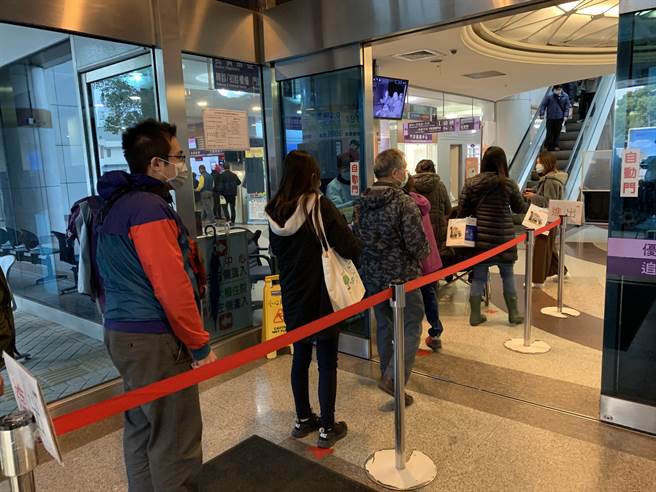 桃医门诊中心外排队人潮不断，门急诊量已恢復至九成。（姜霏摄）