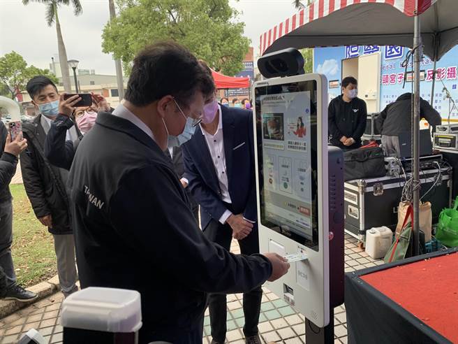 台积电捐赠价值22万的零接触智慧防疫自助机，只要插入健保卡，可以一同监测温度及是否携带口罩。（姜霏摄）