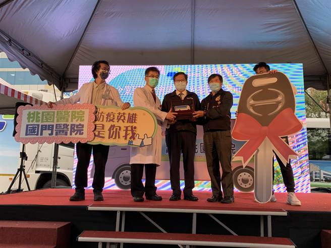 由大吾疆建设、中祥食品、宇震工程、启铭机械、尚美实业、大园仁寿宫、中坜仁海宫及万灵福德祠等人合力捐赠价值1千4百万的乳房X光摄影巡迴车给桃医。（姜霏摄）