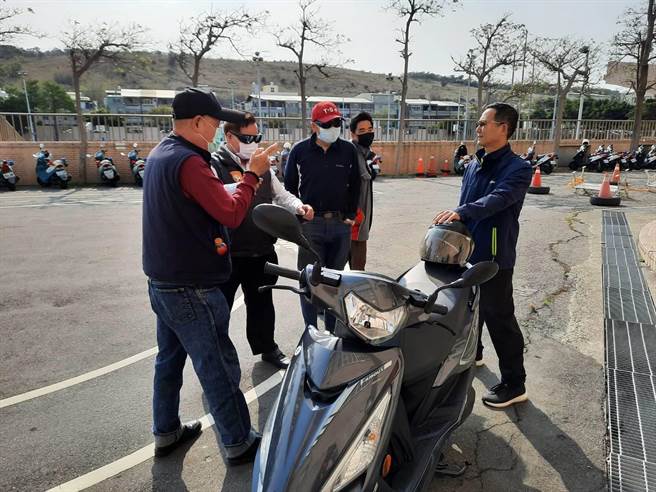 分局长张启祥身先士卒体验示范，从雨天湿地滑胎过弯、紧急迴避等勤务中动作，毫不拖泥带水。（清水警分局提供／陈淑娥台中传真）