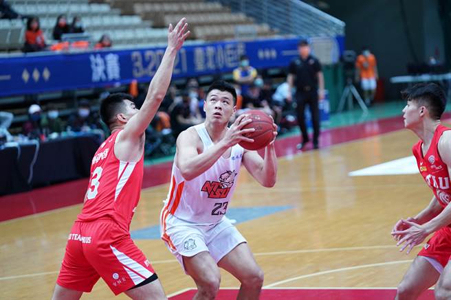 国体蓝少甫本场达成个人UBA生涯500篮板里程碑。（大专体总提供）