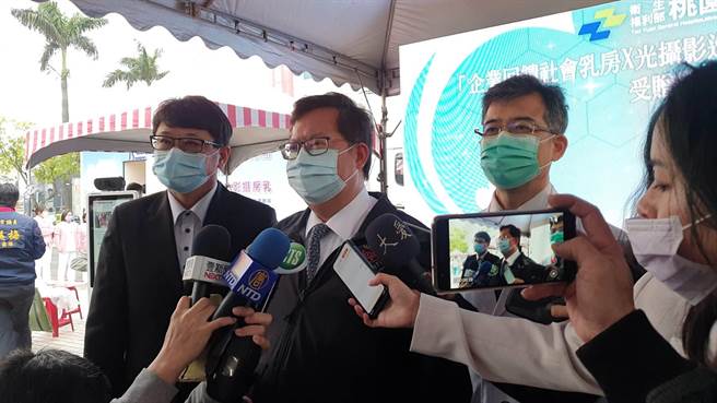 针对疫苗议题桃园市长郑文灿相当有信心，桃医院长徐永年也接受高端疫苗的测试。（姜霏摄）