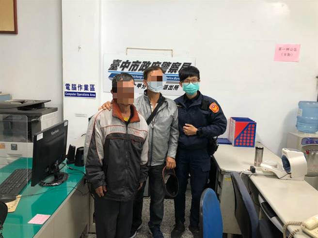 大甲警方协助迷途失智老翁返家团圆。（大甲警分局提供／陈淑娥台中传真）