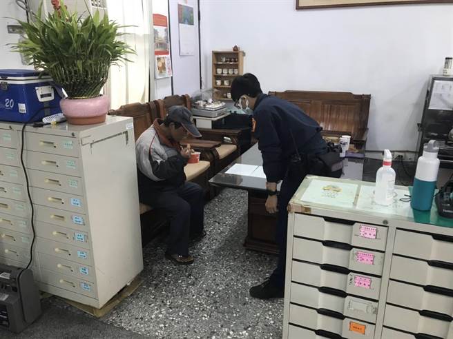 大甲警方协助迷途失智老翁返家团圆。（大甲警分局提供／陈淑娥台中传真）