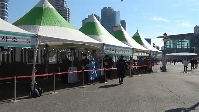 韓國首都圈大規模外籍人士確診 展開全面採檢。(圖/中央社)