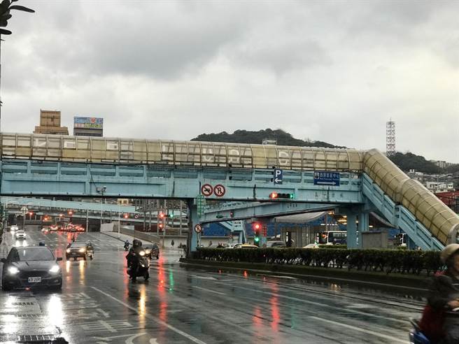 座落在火车站前「基一信陆桥」预计20、21日拆除。（陈彩玲摄）