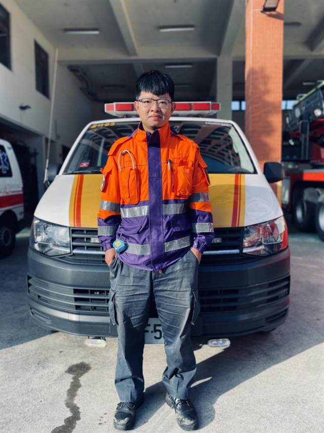 30歲消防員趙曾群多年前考取了EMTP高級救護技術員執照。（姜霏翻攝）