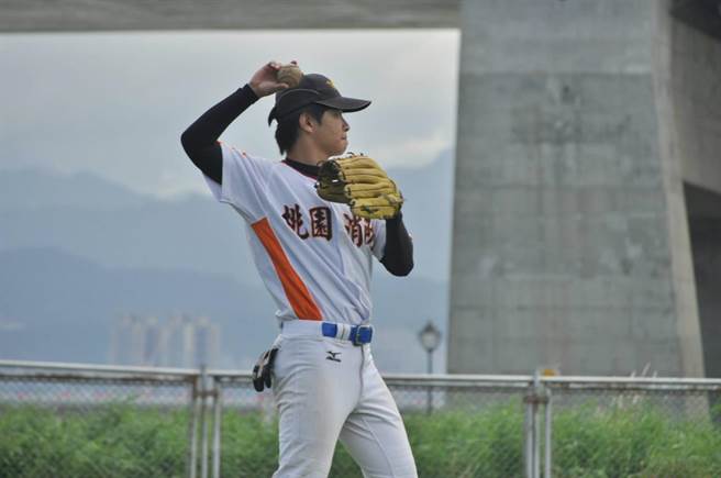 趙曾群除了救護專業知識充足外，平時也是個壘球愛好者。（姜霏翻攝）