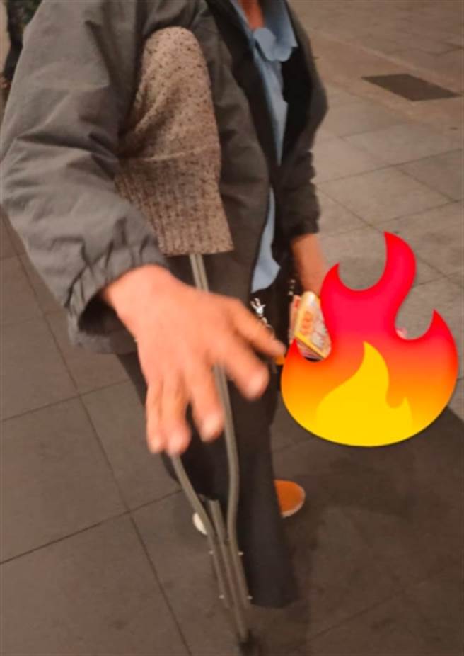 一名老伯拄着拐杖在路边卖刮刮乐，男子看到好心捧场竟被坑钱。（图／翻摄自爆怨公社）