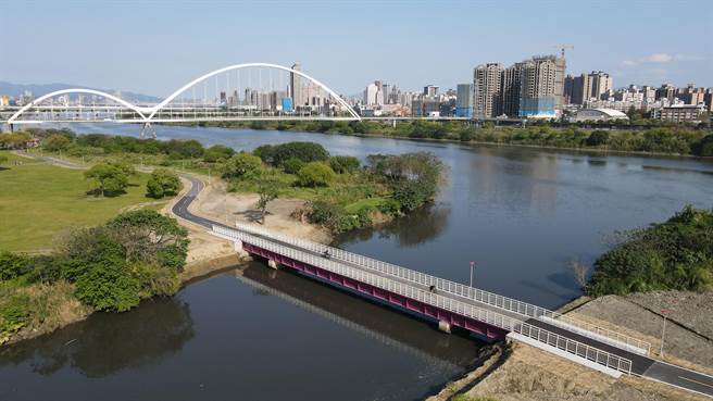 新北市高滩处为提升安全自行车骑乘环境，在塔寮坑溪下游临大汉溪处新建一座净宽4公尺的双向自行车道跨桥。（高滩处提供／李俊淇新北传真）