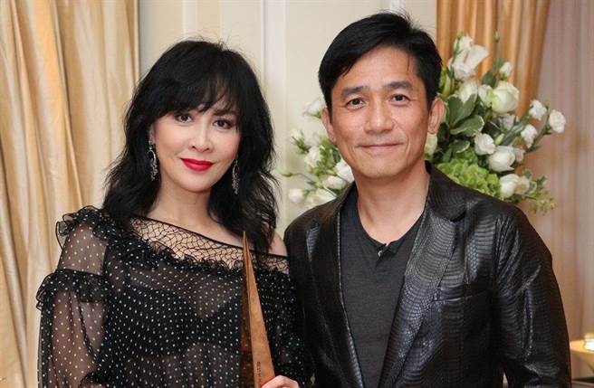 梁朝伟和刘嘉玲结婚多年，感情稳定。(图/翻摄自明报)