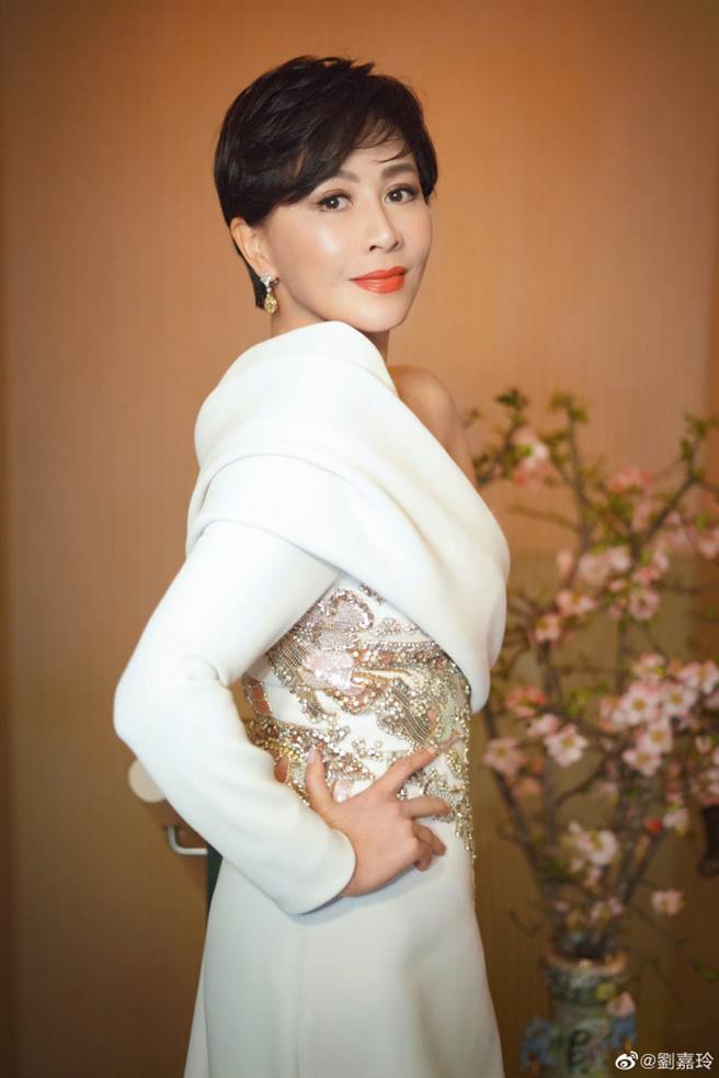 刘嘉玲出席2020微博之夜接受採访。(图/翻摄自刘嘉玲微博)