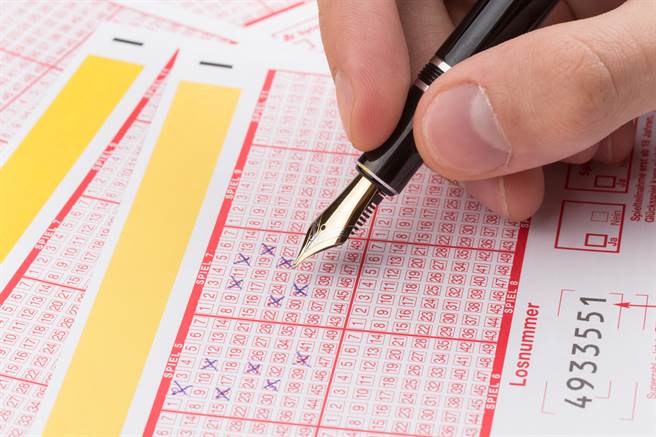 英国一对情侣养牌5个礼拜竟真的幸运中得头奖，没想到却因为银行余额不足没有购买成功，错失了抱回70亿的机会。(示意图/达志影像)