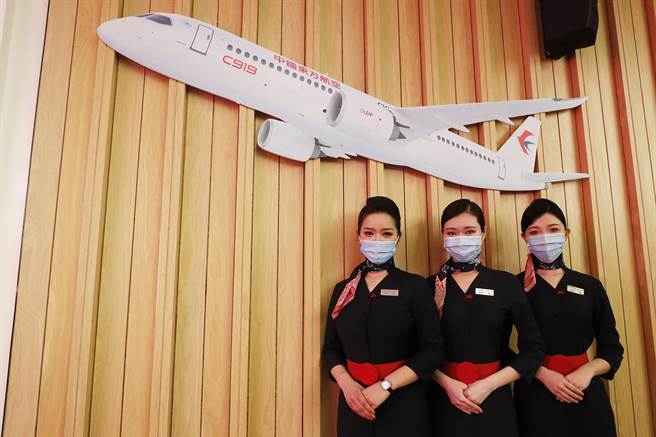 中国东方航空与中国商飞公司在上海正式签署c919大型客机购机合同，首批引进5架，东航将成为全球首家运营c919大型客机的航空公司。(图/中新社)