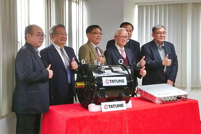 大同董事长卢明光（右3）上任后持续梳理优化旗下事业，2日与唐荣车辆举行100组马达系统国际销售缔约仪式，将马达事业朝电动车产业拓展。（记者林资杰摄）