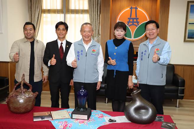 陶艺大师张维翰（左一）、李仁耀（左二）、赖羿廷（右二）2日将去年在苗栗陶艺术节记者会现场创作的作品，捐赠县府典藏。（何冠娴摄）