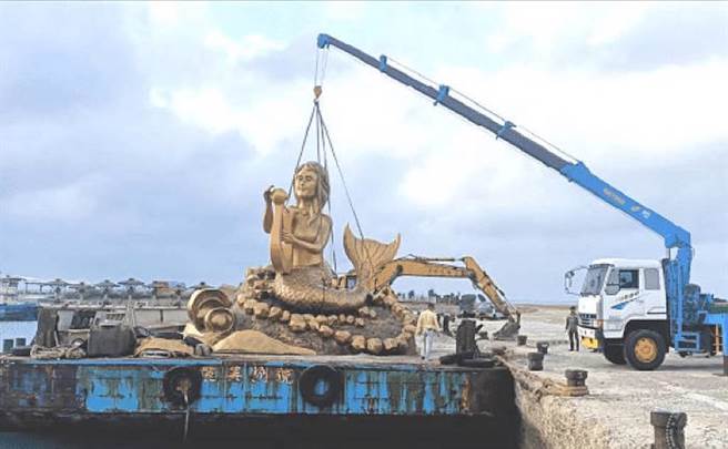 目前旅游处正紧锣密鼓筹备中，美人鱼外观维持古铜色。（澎湖旅游处提供）