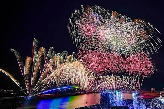 澎湖国际海上花火节。（澎湖旅游处提供）