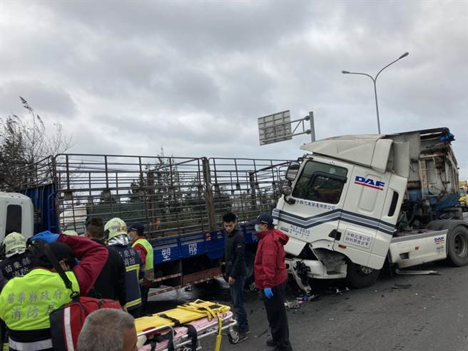 台61线西滨快速道路南下101公里、苗栗段，今（2）日下午4时许发生三车连环撞，一辆卡车失控撞上前方的2台货车。（民眾提供）