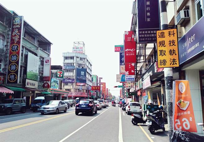 屏东市将于3月8日选在广东路在内的6大易违停路段进行科技执法，盼降低车祸发生率。（林和生摄）