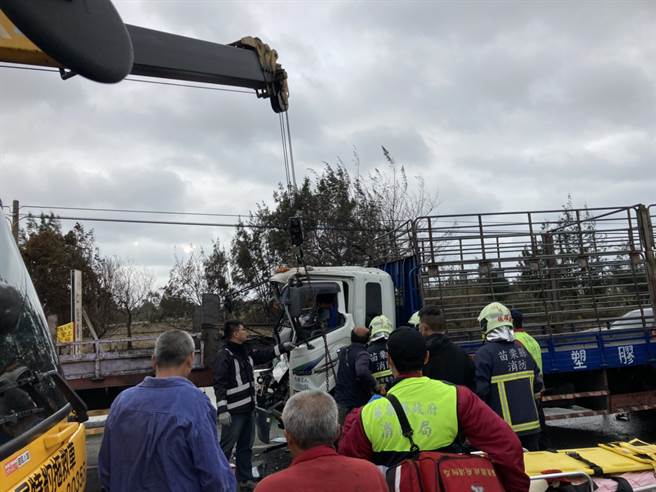 台61线西滨快速道路南下101公里、苗栗段，今（2）日下午4时许发生三车连环撞，一辆卡车失控撞上前方的2台货车。（民眾提供）