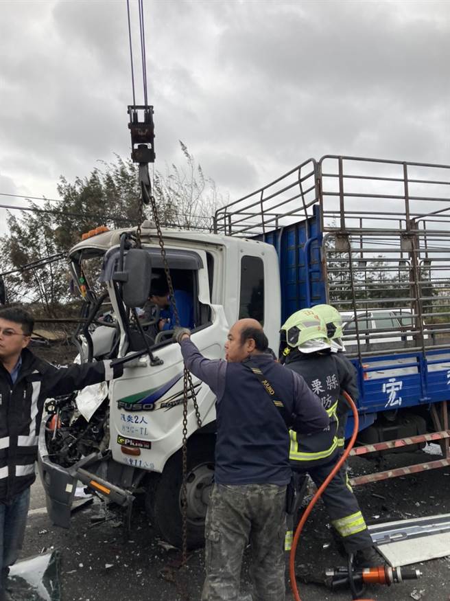 台61线西滨快速道路南下101公里、苗栗段，今（2）日下午4时许发生三车连环撞，一辆卡车失控撞上前方的2台货车。（民眾提供）