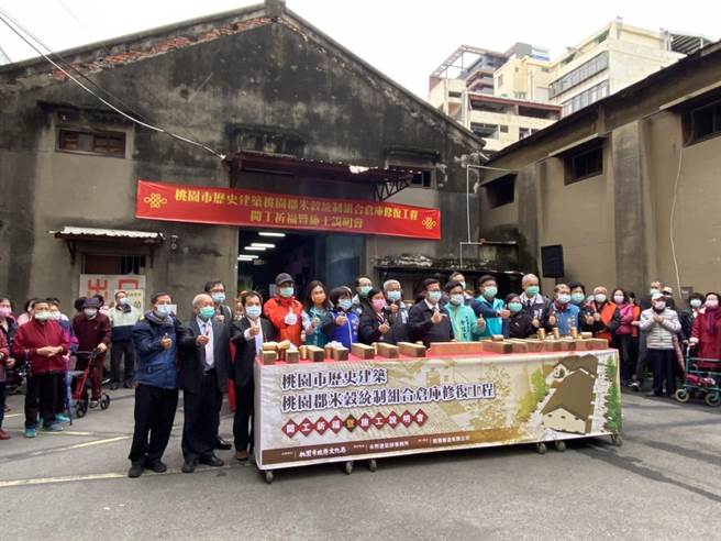 桃园市长郑文灿2日下午出席桃园市歷史建筑「桃园郡米谷统制组合仓库修復工程」开工祈福暨施工说明会，并邀集在地民眾上香祈福，共同祝祷工程顺利进行。（姜霏摄）