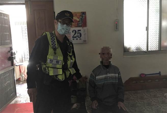 霧峰區一名老人家，日前騎腳踏車上街買貢丸卻迷路了，又說不出自己住哪裡，經中市警局霧峰分局霧峰派出所員警仔細推敲，找到老翁住址，平安將他送回。（霧峰分局提供／黃國峰台中傳真）
