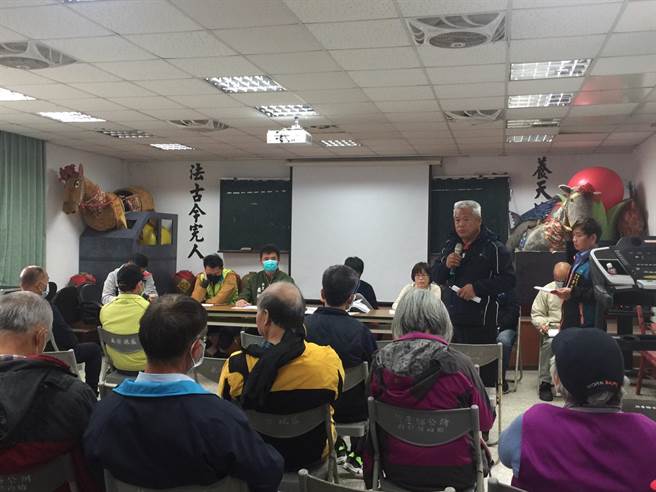 新屋4里與永豐餘新屋廠2日召開協調會，討論提撥汙染權利金一事，但兩造未有共識，里民也要求市府環保局提供相關監測數值，以便後續釐清。（黃婉婷攝）