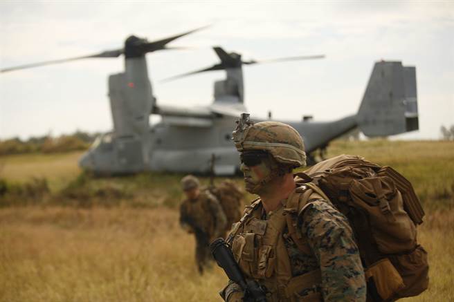 美军规划于印太区域部署长程打击火力，以掩护未来可能于该区域活动的海空部队。图为在日本冲绳进行训练的美陆战队官兵。（图/DVIDS）