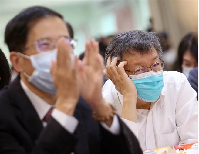 台北市長柯文哲（右）2日出席活動時表示，自己最痛恨被人貼標籤，並強調自己藍綠朋友都有。（范揚光攝）