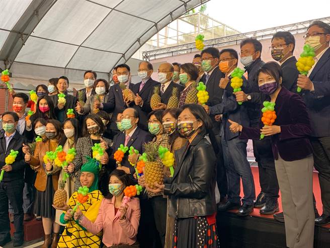 民進黨立委周春米今在立法院舉辦鳳梨推廣會，不僅多名綠委到場力挺，行政院長蘇貞昌、立法院長游錫堃都到場。（林縉明攝）