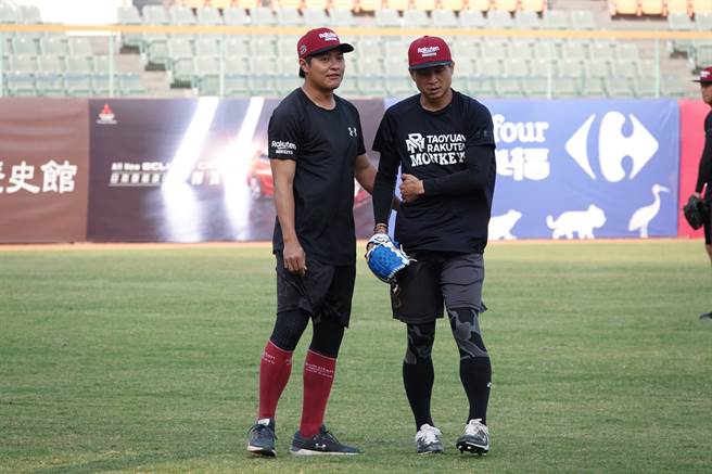 林国裕（左）转任乐天桃猿训练员，协助投手教练许铭杰也帮忙情搜工作。（毛琬婷摄）