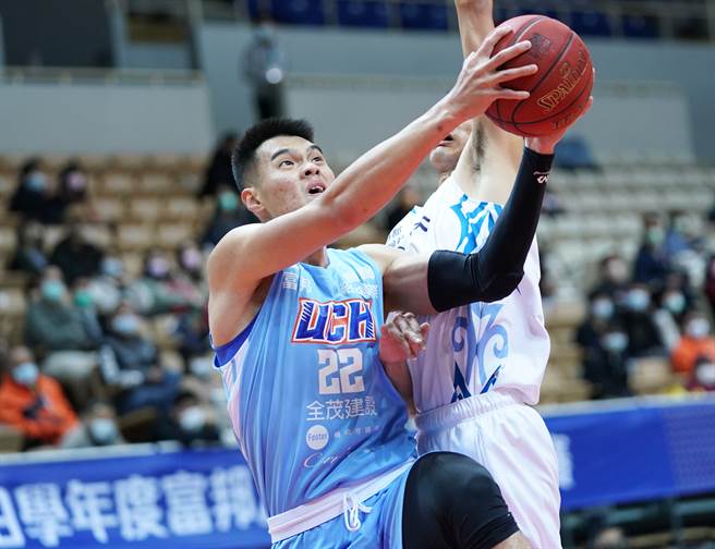 健行科大陈范柏彦（前）攻下全场最高32分，外带9篮板。（大专体总提供）