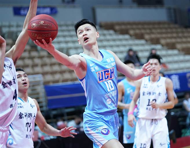 健行谢亚轩（中）赞助11分、11篮板、6助攻。（大专体总提供）